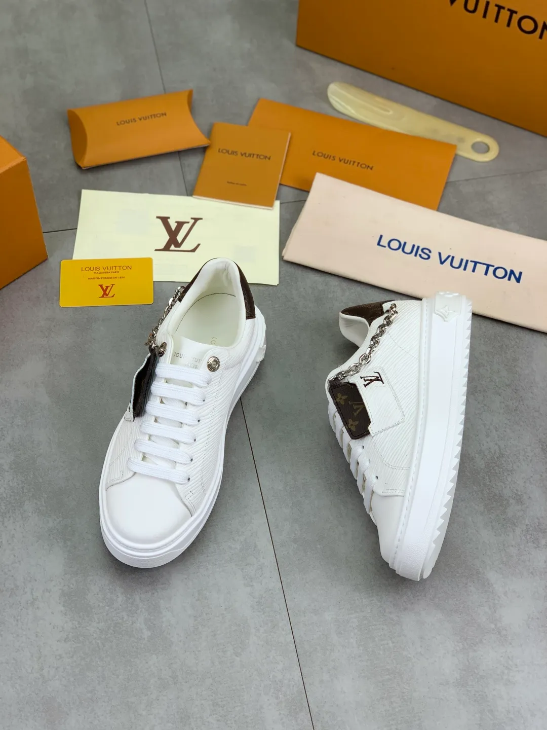 Men's men's shoes 💰P700 new style 💶 top version [LOUIS VUITTON] couple 🧑‍🤝‍🧑 craft style counter series (original order) new style 🍀LV Louis Vuitton - top version LV classic high-top trendy shoes! Made of imported original craft calfskin, original breathable lining, and original wear-resistant, lightweight, high-end TPU outsole! High quality products! 3️⃣ colors are available, size: female 35-39, male 39-44 (female 40, male 45 customized)